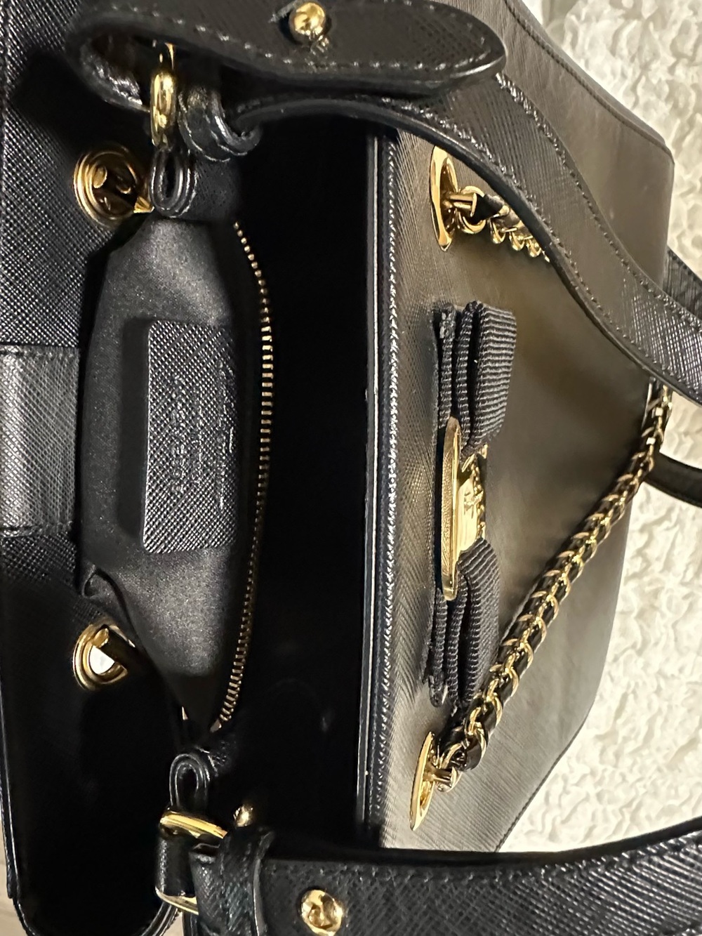 Salvatore Ferragamo Black Leather Shoulder Bag with Gold Chain and Vara Bow - Picture 7 of 10